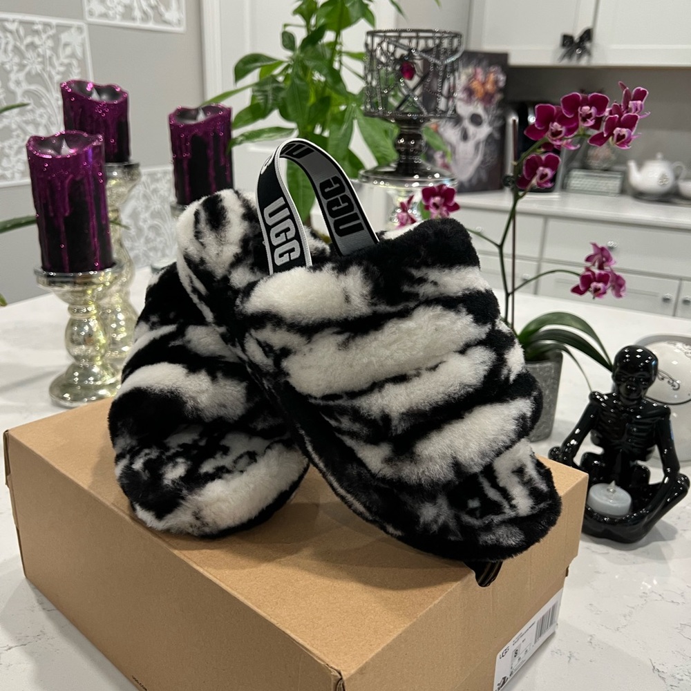 UGG 🖤 size 8 🖤 SLIPPERS / SANDALS BRAND NEW W TAGS!!!
